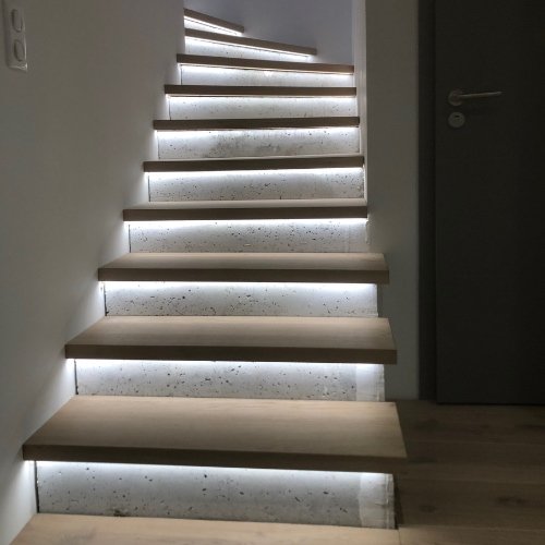 Installation bandeau LED sous les marches d&rsquo;un escalier
